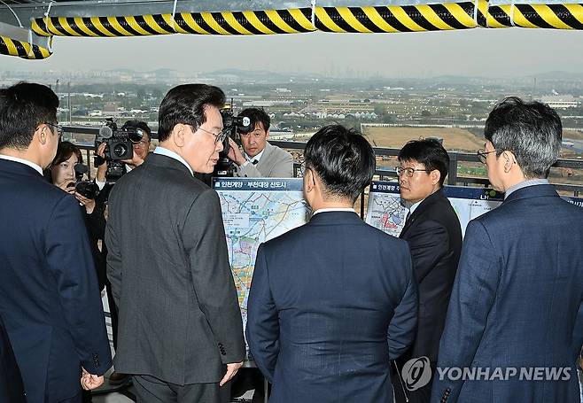 3기 신도시 현장시찰 나선 이재명 대통령 (인천=연합뉴스) 신준희 기자 = 이재명 대통령이 20일 인천 계양 공공주택지구를 찾아 3기 신도시 현장 시찰을 하고 있다. 2026.10.20 [청와대통신사진기자단] hama@yna.co.kr