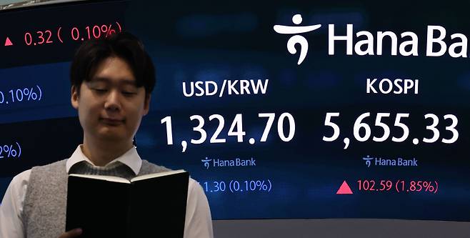 21일 서울 중구 하나은행 본점 딜링룸 현황판에 코스피 등이 표시되고 있다.(사진= 연합뉴스)