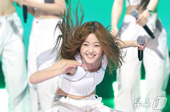 A20 LITE 아이찡이 20일 오후 서울 마포구 상암 SBS프리즘타워에서 열린 SBS Life 음악 방송 ‘더 쇼(THE SHOW)’ 생방송에서 1위를 차지한 뒤 앙코르 송을 선보이고 있다. ⓒ 뉴스1 권현진 기자
