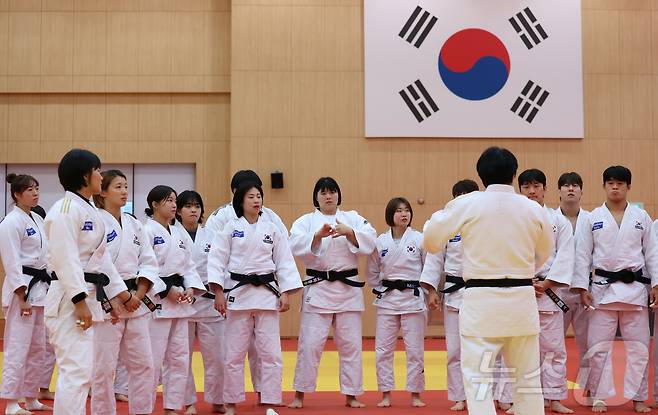 9일 충북 진천선수촌에서 열린 2026 아이치-나고야 아시아경기대회 유도 국가대표 미디어데이에서 선수들이 정성숙 감독의 지도를 받고 있다. 2026.9.9 ⓒ 뉴스1 김민지 기자