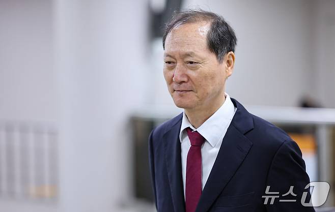 이완규 전 법제처장이 21일 서울 서초구 서울고등법원에서 열린 국회증언감정법 위반 혐의 2심 선고 공판에 출석하고 있다. 이 전 처장은 국회 법제사법위원회에서 안가 회동을 "친목 모임＂이라고 진술해 위증한 혐의를 받는다. 2026.10.21 ⓒ 뉴스1 김도우 기자