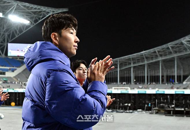 대한민국 축구대표팀의 손흥민이 6일 용인 미르스타디움에서 열린 하나은행 초청 우즈베키스탄과의 친선경기에서 2-0으로 승리한 뒤 팬들에게 인사를 하고 있다. 2026. 10. 6.  용인 | 박진업 기자 upandup@sportsseoul.com