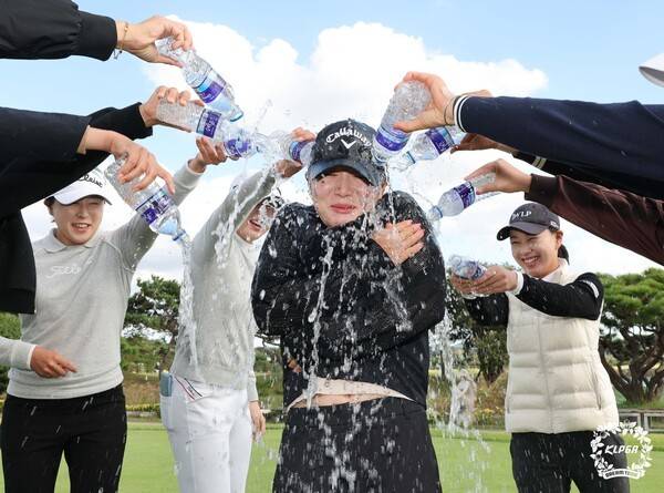 21일 안연주가 전남광주 무안군 무안 컨트리클럽 남A·남B코스(파73·6685야드)에서 열린 'KLPGA 2026 무안CC·올포유 드림투어 21차전'에서 최종합계 8언더파 138타로 우승했다. (안연주가 우승 후 동료들로부터 축하 물 세리머니를 받고 있다). /사진=KLPGA