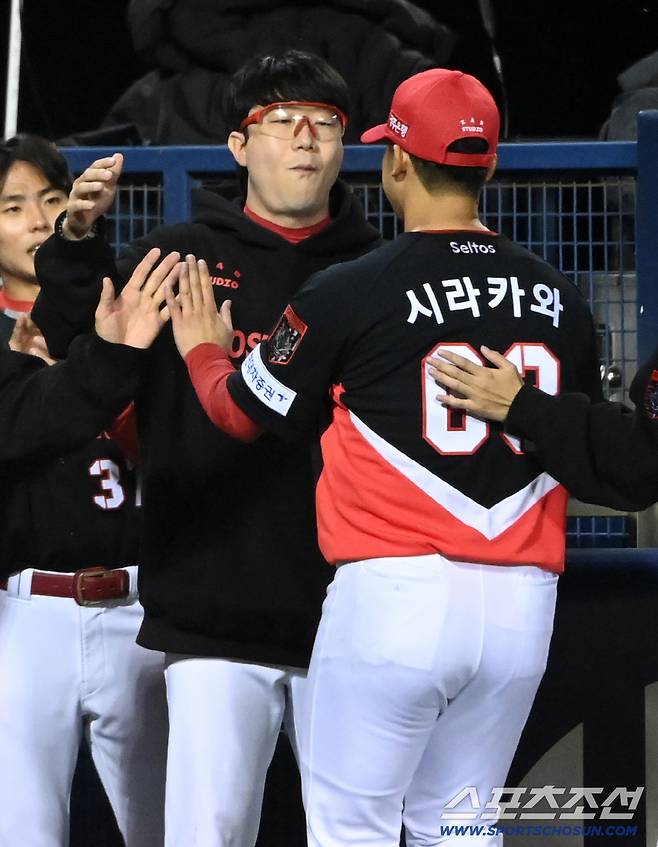 6회말 양현종이 마운드를 내려온 시라카와를 안아주고 있다.