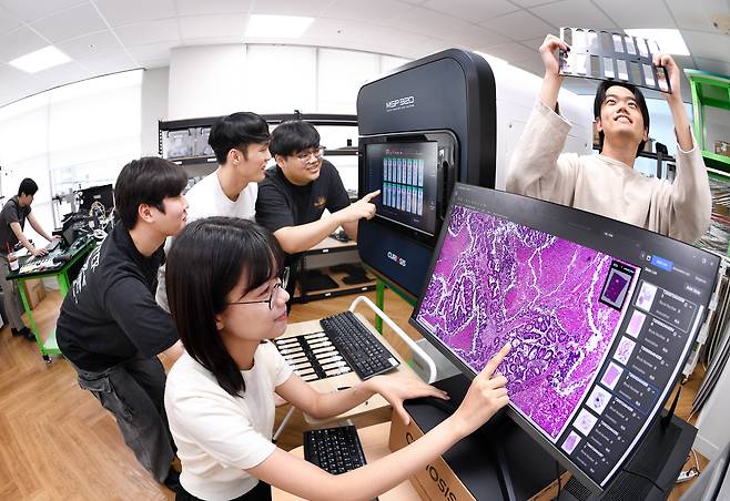 큐리오시스가 2023년 출시한 디지털 조직진단 장치. 이는 조직진단 데이터를 디지털화 하는 것은 물론 다중모드 광영상 기술을 적용해 진단 속도를 크게 단축할 수 있다./조선비즈