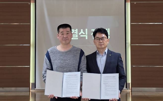 (왼쪽부터) 이규옥 못생긴뚱돼지 대표, 이종섭 KT 충남지사 지사장이 지난 15일 KT 천안빌딩에서 '소상공인 디지털 전환을 위한 업무협약' 체결 후 기념촬영을 하고 있는 모습. KT 충남지사 제공