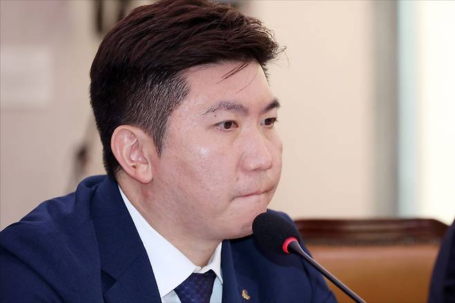유승민 대한체육회장이 21일 서울 여의도 국회에서 열린 국회 문화체육관광위원회의 대한체육회 등에 대한 2026년도 국정감사에서 굳은 표정으로 질의를 듣고 있다. ⓒ데일리안 홍금표 기자