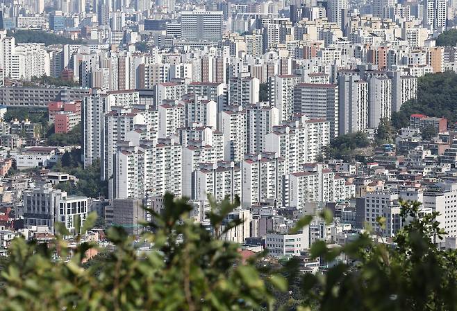 20일 서울 남산 전망대에서 바라본 아파트 단지 모습. 뉴스1