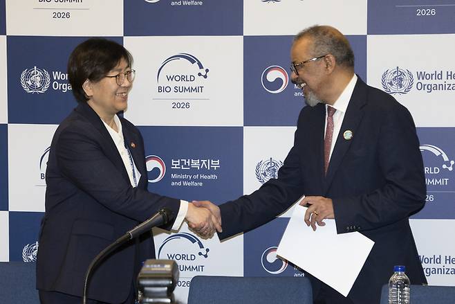 정은경 보건복지부 장관(왼쪽)과 테드로스 아드하놈 게브레예수스 WHO 사무총장이 21일 서울 코엑스마곡 컨벤션센터에서 'AI 헬스케어 서울선언문'을 발표했다.(제공=보건복지부)