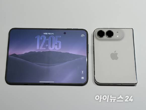 애플의 아이폰 듀오를 펼친 모습(왼쪽)과 접은 모습. [사진=권서아 기자]