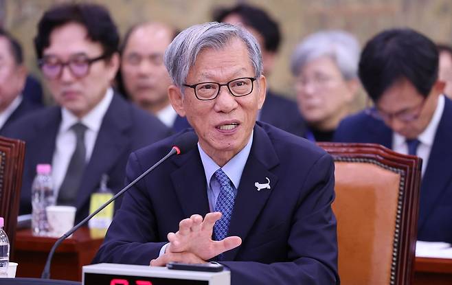 유홍준 국립중앙박물관장이 19일 국회에서 열린 문화체육관광위원회의 문화체육관광부 산하 공공기관 및 유관기관 국정감사에서 의원 질의에 답하고 있다. 임현동 기자