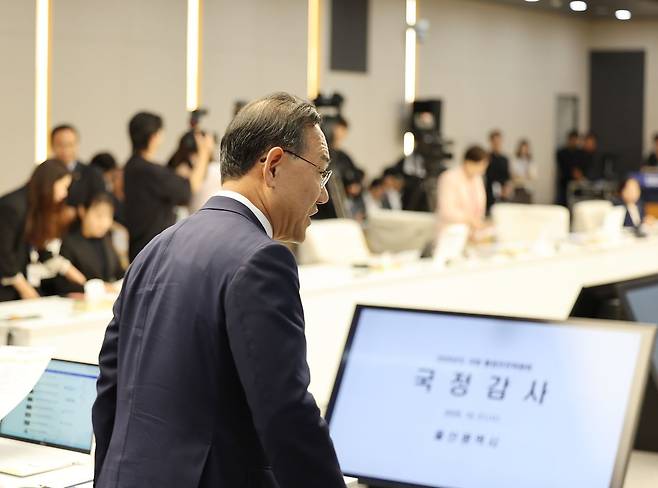 주호영 의원 등 국민의힘 소속 의원들이 21일 울산시청에서 열린 국회 행정안전위원회의 울산시 국정감사 도중 김상욱 시장의 답변 태도에 항의하며 국감장을 나가고 있다. 연합뉴스