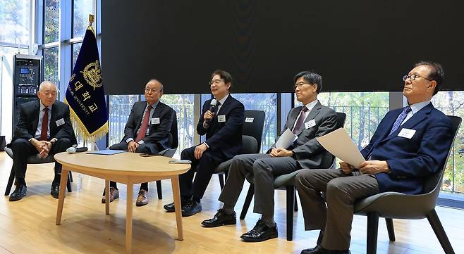21일 서울대학교 국가미래전략원 주최로 서울대학교에서 열린 라운드테이블 '신 북미대화 기로에 선 한반도'에서 참석자들이 토론하고 있다. 문정인 연세대 명예교수(왼쪽부터), 송민순 전 외교부 장관, 김병연 서울대교수, 윤영관 전 외교부 장관, 장달중 서울대 명예교수. 연합뉴스