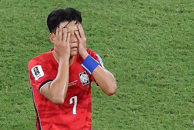 축구 국가대표팀 주장 손흥민이 지난 6월 멕시코 몬테레이 스타디움에서 열린 2026 북중미 월드컵 A조 3차전 남아프리카공화국과의 경기에서 패배가 확정되자 아쉬워하고 있다. 연합뉴스