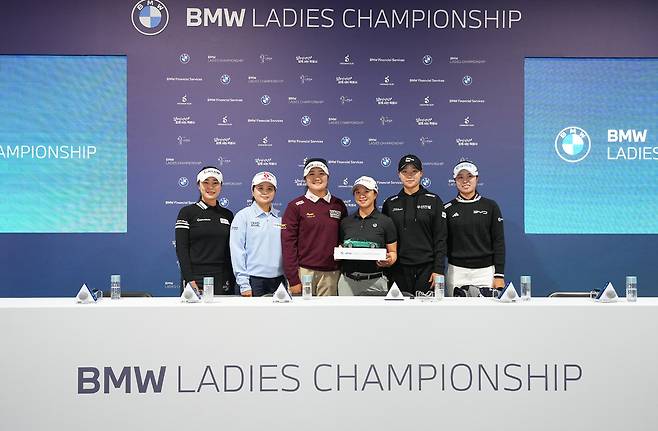 BMW레이디스 챔피언십 개막을 하루 앞둔 21일 전남광주통합특별시 파인비치골프링크스에서 열린 공식 기자회견에 참석한 선수들이 포즈를 취하고 있다(왼쪽부터 윤이나, 최혜진, 유해란, 김세영, 김민솔, 서교림). 대회조직위