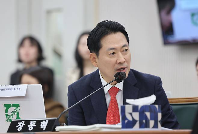 장동혁 국민의힘 대표가 21일 전남광주통합특별시 북구 용봉동 전남대학교에서 열린 교육위원회의 강원대·부산대·전남대·충남대·한국교통대·충북대·제주대·전북대·청주교육대·국립공주대·공주교육대에 대한 2026년도 국정감사에서 질의하고 있다.  [뉴스1]