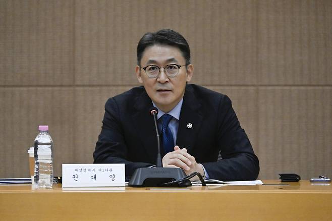 권대영 재정경제부 차관이 10월 20일 서울 서초구 서울지방조달청에서 열린 ‘가상자산 과세 관련 현장 간담회’를 주재, 모두발언을 하고 있다. [재정경제부 제공]