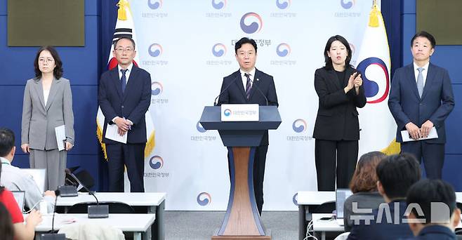 [서울=뉴시스] 조수정 기자 = 김영훈 고용노동부 장관이 지난 9월 15일 오전 서울 종로구 정부서울청사 별관에서 메가특구 특별법 관련 사회적 대화 제안 발표를 하고 있다. 2026.09.15. chocrystal@newsis.com