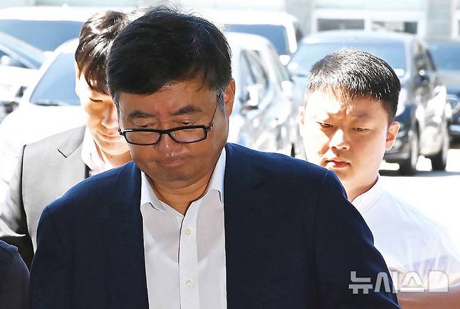 [수원=뉴시스] 김종택 기자 = 공장 화재로 23명의 사망자가 발생한 화성 리튬전지 제조업체 아리셀 박순관 대표와 박중언 아리셀 총괄본부장(사진 오른쪽)이 지난 2024년 8월 28일 경기도 수원지방법원에서 열린 구속 전 피의자 심문(영장실질심사)을 마친 후 대기장소인 수원남부경찰서로 들어서고 있다. (사진=뉴시스DB). 2026.10.21. photo@newsis.com