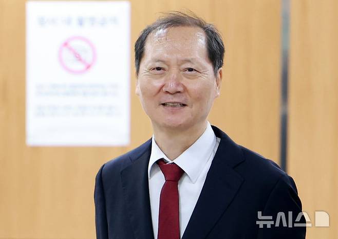 [서울=뉴시스] 이영환 기자 = 서울고법 형사1부(부장판사 윤성식)는 21일 국회증언감정법 위반으로 재판에 넘겨진 이완규 전 법제처장에 대해선 1심의 공소기각 판결을 취소하고 사건을 서울중앙지법으로 환송하기로 했다. 김건희 여사 수사 무마 의혹·안가 회동 위증 혐의로 재판에 넘겨진 이완규 전 법제처장이 21일 오후 서울 서초구 서울고법에서 열린 항소심 선고 공판에 출석하는 모습. 2026.10.21. 20hwan@newsis.com