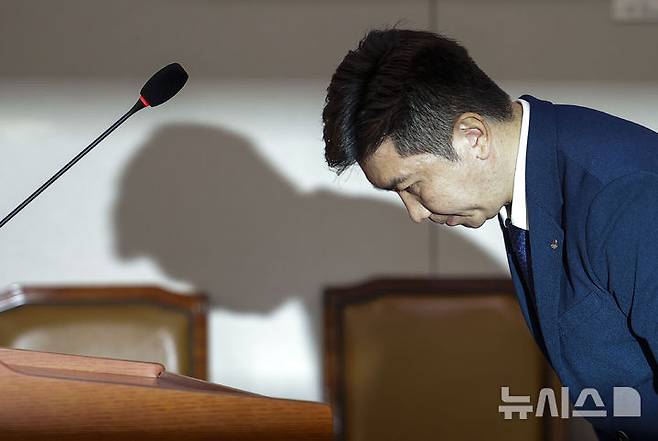 [서울=뉴시스] 정병혁 기자 = 유승민 대한체육회장이 21일 서울 여의도 국회에서 열린 문화체육관광위원회의 대한체육회 등에 대한 국정감사에서 업무보고를 마친 뒤 인사를 하고 있다. 2026.10.21. jhope@newsis.com