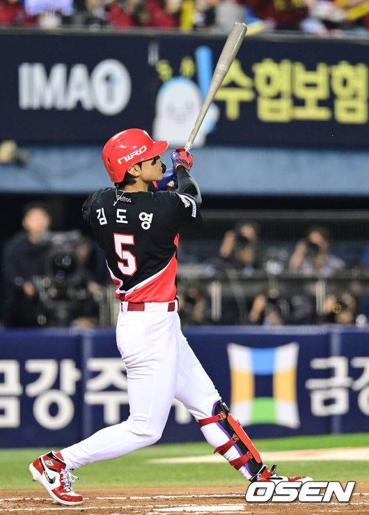 [OSEN=잠실, 최규한 기자] 20일 서울 잠실야구장에서 ‘2026 신한 SOL KBO 준플레이오프’ 3차전 LG 트윈스와 KIA 타이거즈의 경기가 열렸다.벼랑 끝에 몰린 LG는 카를로스 카라스코가 선발로 나선다. 광주 홈에서 열린 2경기를 모두 잡아낸 KIA는 시라카와 게이쇼를 선발로 내세웠다. 2회초 1사 만루 상황 KIA 김도영이 달아나는 좌중간 만루포를 날리고 있다. 2026.10.20 / dreamer@osen.co.kr