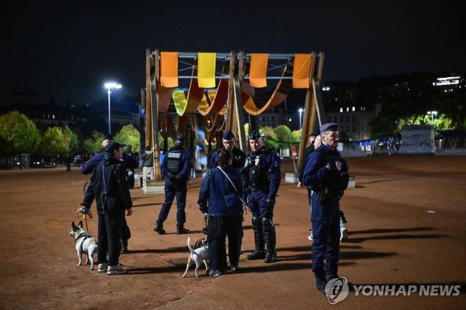 19일 통금이 내려진 리옹에서 순찰 나선 경찰관 [AFP=연합뉴스 자료사진. 재판매 및 DB 금지]