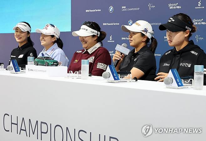 BMW 레이디스 챔피언십 기자회견 (해남=연합뉴스) 조남수 기자 = 21일 전남광주통합특별시 해남군 화원면 파인비치 골프링크스에서 열린 LPGA BMW 레이디스 챔피언십 기자회견에서 디펜딩 챔피언 김세영이 질문에 답하고 있다. 왼쪽부터 윤이나, 최혜진, 유해란, 김세영, 김민솔 선수, 2026.10.21 iso64@yna.co.kr