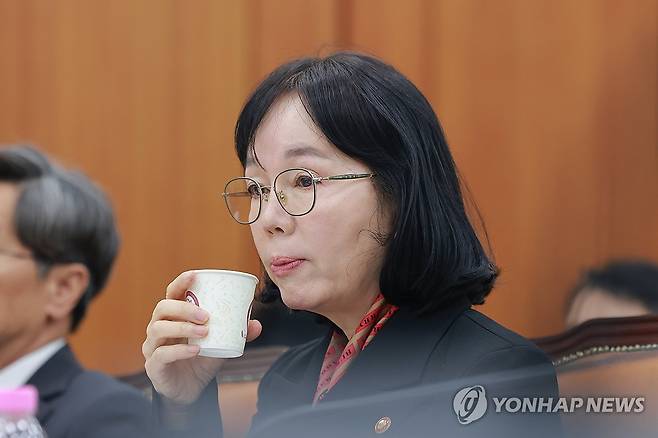 목 축이는 송경희 개인정보보호위원장 (서울=연합뉴스) 신현우 기자 = 송경희 개인정보보호위원장이 21일 국회 정무위원회에서 열린 비금융 분야 종합감사에서 물을 마시고 있다. 2026.10.21 nowwego@yna.co.kr
