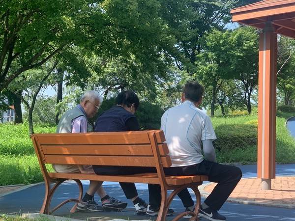 노인들이 공원에서 휴식을 취하고 있다. 기사와 무관한 사진.