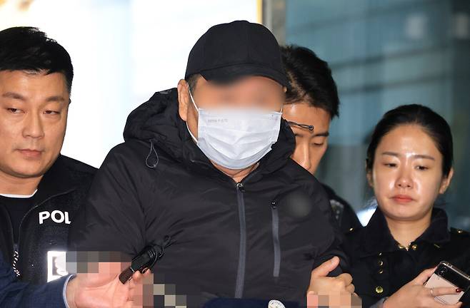 역삼 연쇄방화 사건 관련 실제 보도 이미지 04 - 법원 출석 당시 77세 방화 피의자 사진