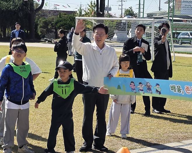 이재명 대통령이 22일 전북 익산 왕궁초등학교에서 열린 가을축제 행복한마당에서 학생들과 함께 응원을 하고 있다. /독자 제공