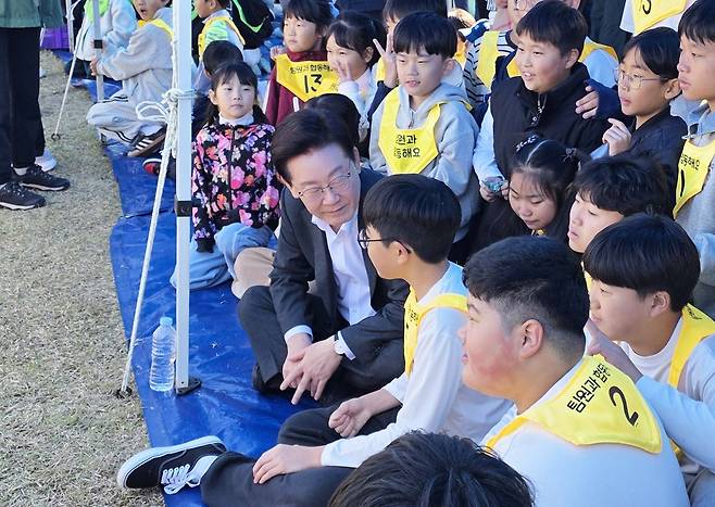 이재명 대통령이 22일 전북 익산 왕궁초등학교에서 열린 가을축제 행복한마당에서 학생들과 이야기를 나누고 있다. /독자 제공