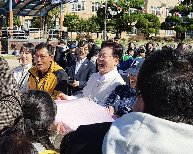 이재명 대통령이 22일 전북 익산 왕궁초등학교에서 열린 가을축제 행복한마당에서 짐볼 옮기기 경기를 하고 있다. /독자 제공