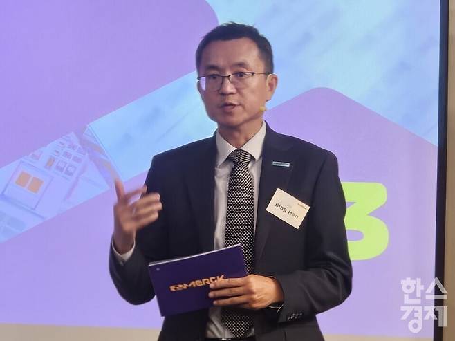 빙 한 수석부사장이 몰리브덴의 장점에 대한 설명을 하고 있다. 김진영 기자