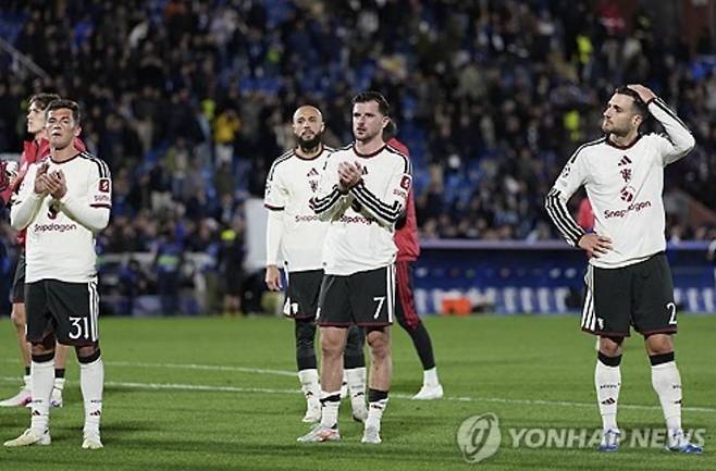 출처:연합뉴스 / 22일(한국시간) 이탈리아 코모의 스타디오 주세페 시니갈리아에서 열린 2026~27시즌 유럽축구연맹(UEFA) 챔피언스리그(UCL) 리그 페이즈 3라운드 코모와의 원정 경기에서 1-4로 완패한 뒤 맨유 선수단