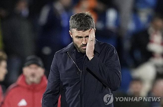 출처:연합뉴스 / 22일(한국시간) 이탈리아 코모의 스타디오 주세페 시니갈리아에서 열린 2026~27시즌 유럽축구연맹(UEFA) 챔피언스리그(UCL) 리그 페이즈 3라운드 코모와의 원정 경기에서 1-4로 완패한 뒤 마이클 캐릭 맨유 감