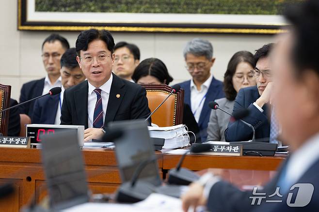 김영훈 고용노동부 장관이 지난 13일 서울 여의도 국회에서 열린 기후에너지환경노동위원회의 고용노동부에 대한 국정감사에 출석해 의원 질의에 답하고 있다. 2026.10.13 ⓒ 뉴스1 유승관 기자