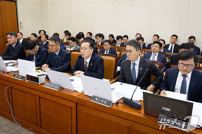 이형일 부총리 겸 재정경제부 장관이 22일 서울 여의도 국회에서 열린 재정경제기획위원회의 재정경제부 등에 대한 국정감사 종합감사에 출석해 의원 질의에 답하고 있다. 2026.10.22 ⓒ 뉴스1 유승관 기자