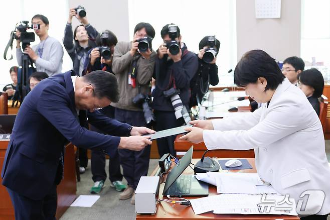 이정현 검찰총장 직무대행이 22일 서울 여의도 국회에서 열린 법제사법위원회의 공소청에 대한 국정감사에서 증인 선서문을 서영교 위원장에게 제출하고 있다. 2026.10.22 ⓒ 뉴스1 신웅수 기자