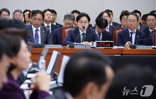 김정관 산업통상부 장관이 22일 서울 여의도 국회에서 열린 산업통상자원중소벤처기업위원회의 산업통상부 등에 대한 종합감사에서 의원 질의에 답변하고 있다. 2026.10.22 ⓒ 뉴스1 신웅수 기자