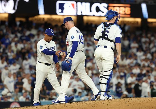 LOS ANGELES, CALIFORNIA - OCTOBER 15: Evan Phillips #59 of the Los Angeles Dodgers is removed from the game by manager Dave Roberts #30 of the Los Angeles Dodgers during the fifth inning in game four of the National League Championship Series against the Milwaukee Brewers at Dodger Stadium on October 15, 2026 in Los Angeles, California.   Harry How/Getty Images/AFP (Photo by Harry How / GETTY IMAGES NORTH AMERICA / Getty Images via AFP)







<저작권자(c) 연합뉴스, 무단 전재-재배포, AI 학습 및 활용 금지>