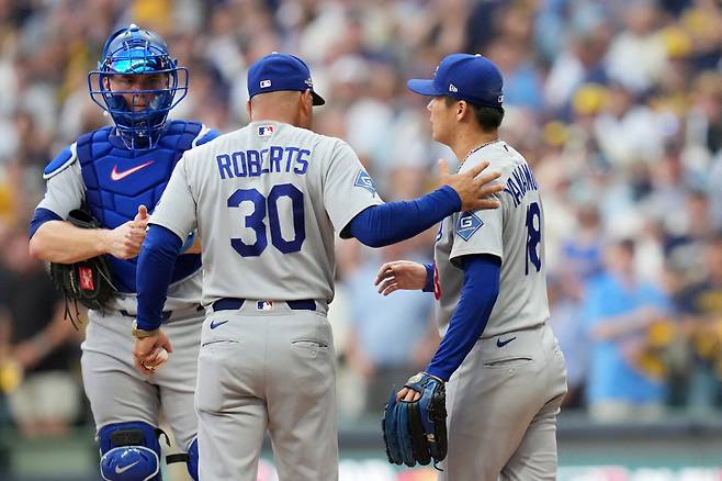 MILWAUKEE, WISCONSIN - OCTOBER 12: Manager Dave Roberts of the Los Angeles Dodgers relieves Yoshinobu Yamamoto #18 in the third inning against the Milwaukee Brewers in game two of the National League Championship Series at American Family Field on October 12, 2026 in Milwaukee, Wisconsin.   John Fisher/Getty Images/AFP (Photo by John Fisher / GETTY IMAGES NORTH AMERICA / Getty Images via AFP)







<저작권자(c) 연합뉴스, 무단 전재-재배포, AI 학습 및 활용 금지>