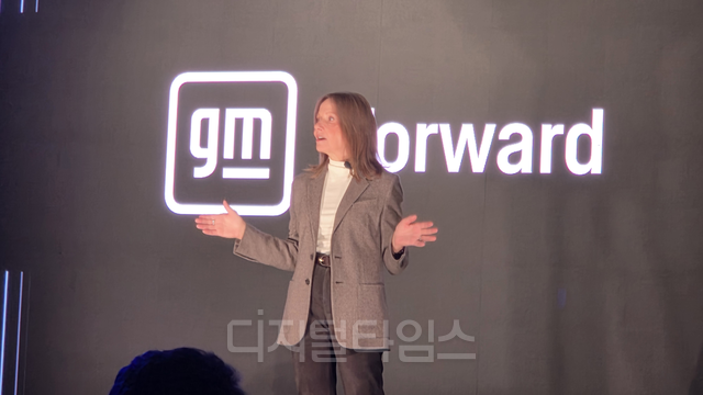 메리 바라 제네럴모터스(GM) 회장이 21일(현지시간) 미국 뉴욕 첼시마켓에서 열린 ‘GM 포워드’ 행사에서 제스처를 취하며 발표를 하고 있다. 장우진 기자