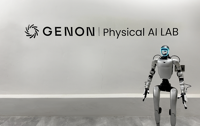 제논이 물리적 AI 개발을 위해 설립한 연구소와 물리적 AI를 적용한 노인돌봄 로봇. 제논 제공