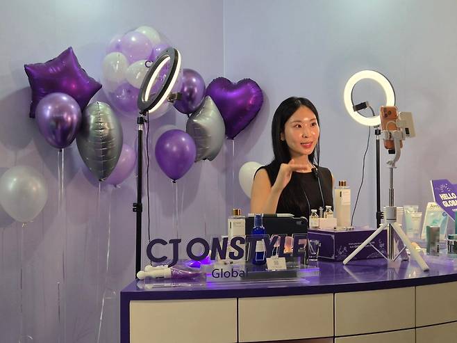22일 서울 강남구 코엑스에서 개막한 '크리에이터 커머스 페스티벌 코리아(CCFK) 2026'의 CJ온스타일 부스에서 뷰티 크리에이터 스킨케어 좀비 제스가 틱톡샵 라이브 방송을 하고 있다. CJ온스타일은 '누구나 크리에이터가 될 수 있다- 콘텐츠가 수익이 되는 시대'를 주제로 이번 행사를 주최했다. 최나실 기자