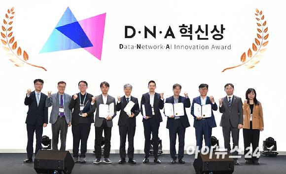 종합경제미디어 아이뉴스24의 대표 지식 컨퍼런스 '아이포럼 2026'이 22일 서울 용산구 서울드래곤시티 한라홀에서 'AI 패권 전쟁, 새로운 질서: AI 3대 강국, 대한민국의 현재와 미래'를 주제로 열렸다. 포럼에 앞서 '제7회 아이뉴스24 D·N·A 혁신상' 시상식이 열린 가운데 (왼쪽부터) 이도규 과학기술정보통신부 정보통신정책실장-이창호 아이뉴스24 대표이사-아젠다북(공로상) 문인식 대표-김창수 라온시큐어(D·N·A 안전상) 서비스사업 본부장-강민수 NHN클라우드(D·N·A 혁신대상) 클라우드 운영 본부장-김종기 세미파이브(D·N·A 혁신상) 전무-김현수 파두(D·N·A 포용상) 전무-김동진 씽크풀(D·N·A 협력상) 대표-김득중 정보통신산업진흥원 부원장-김은주 한국지능정보사회진흥원 지능기술인프라 본부장이 기념촬영을 갖고 있다. [사진=곽영래 기자]