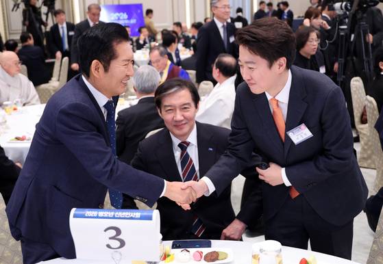 지난 1월 2일 오후 청와대 영빈관에서 열린 2026년 신년 인사회에서 정청래 당시 더불어민주당 대표, 조국 당시 조국혁신당 대표, 이준석 당시 개혁신당 대표가 신년 인사를 나누고 있다. 청와대통신사진기자단