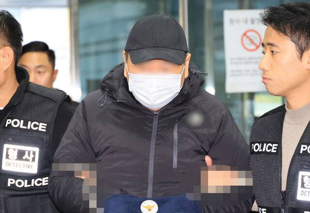 역삼 연쇄방화 사건 관련 실제 보도 이미지 02 - 10월 22일 법원으로 들어가는 역삼 연쇄 방화 피의자