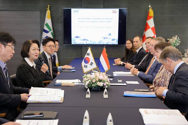 추 지사는 22일 도담소에서 이나 아데마(Ina Adema) 노르트브라반트 주지사와 만나 양 지역의 산업 경쟁력을 활용한 교류 확대 방안을 논의했다. 경기도 제공
